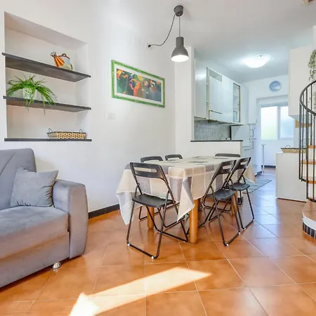 2 Bedroom Lovely In בית נופש קזארצה ליגורה