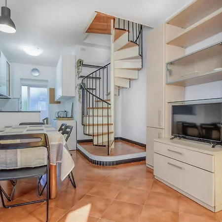 בית נופש 2 Bedroom Lovely In